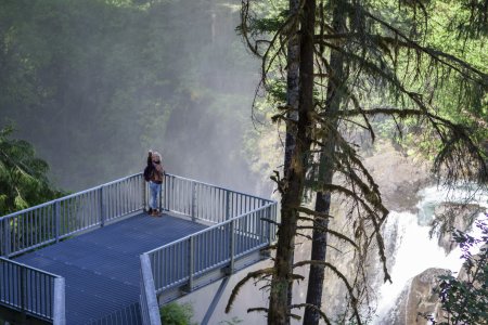 Syl hangt gevaarlijk boven de waterval